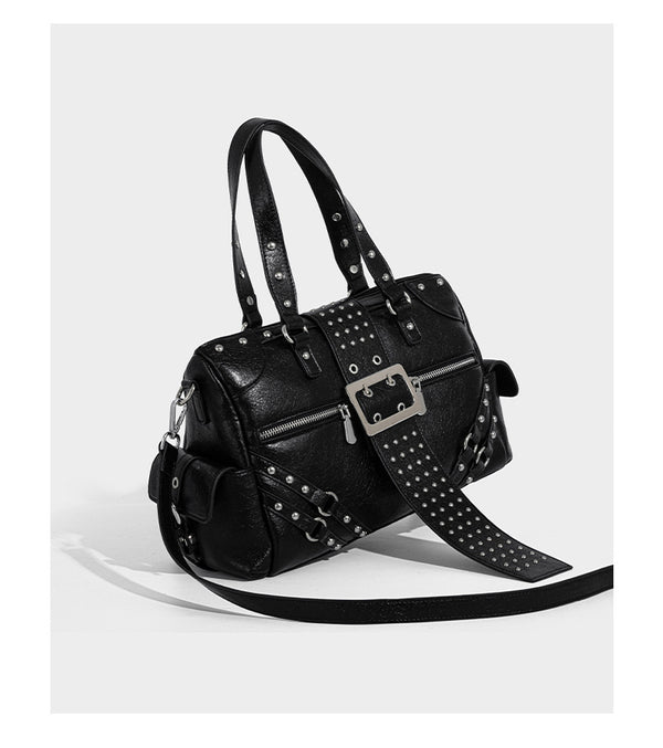 Schwarze, glänzende Henkeltasche mit genarbter Struktur, silberfarbenen Nieten, Riemendetail mit Schnalle, zwei Henkeln und breitem, mit Nieten besetztem Schulterriemen
