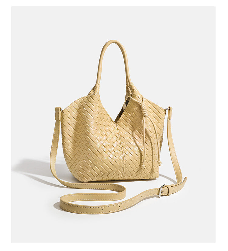 Weich strukturierte gewebte Tote-Bag in Gelbgold mit Lederoptik, V-förmiger offener Oberseite, seitlichen Kordeldetails und zwei röhrenförmigen