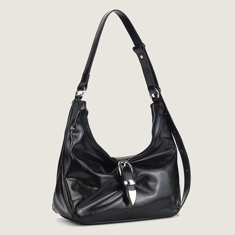 Glänzende Hobo-Schultertasche in Lederoptik mit silberfarbenem Schnallenverschluss und verstellbarem Riemen, Detailansicht 6
