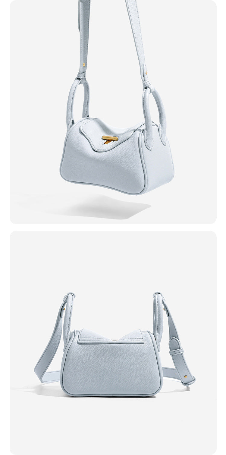Mini-Schultertasche mit strukturierter Überschlagklappe in genarbter Lederoptik, goldfarbenem Drehverschluss und verstellbarem Riemen
