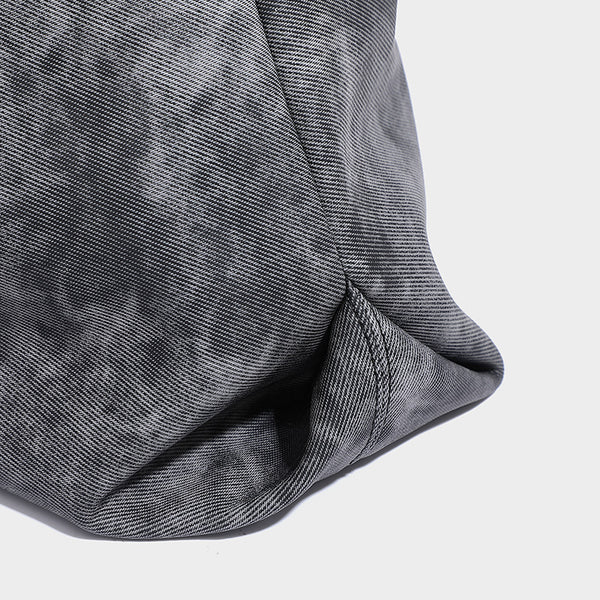 Große, lässig fallende Hobo-Schultertasche mit gewaschener, matter Struktur, Reißverschluss oben, silberfarbenen Beschlägen und langem, detail