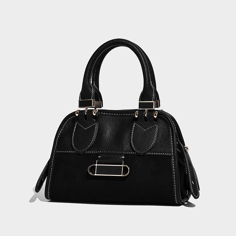 Kleine strukturierte Henkeltasche mit abgerundeten Henkeln, kontrastierenden weißen Ziernähten, silberfarbenem Stäbchenverschluss und abnehmbarem