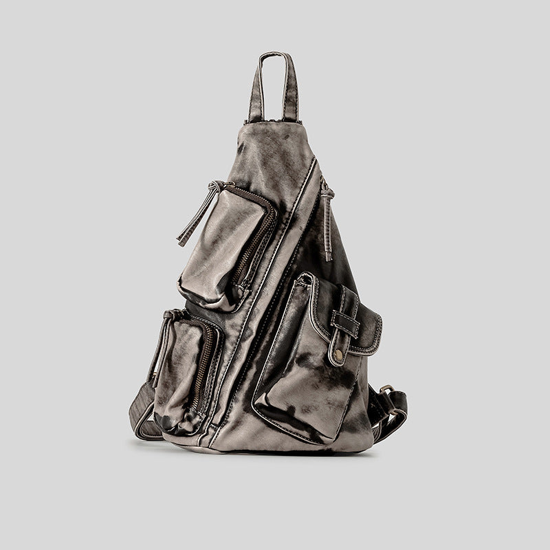 Dreieckiger Sling-Rucksack aus Used-PU in Oliv mit mehreren Reißverschlussfächern, Druckknopfklappe, Beschlägen in Goldoptik und