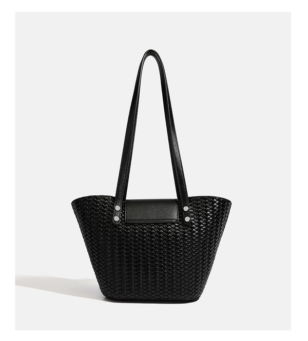 Schwarze, geflochtene Trapez-Schultertasche mit glattem Überschlag vorne, silberfarbenen Nieten, zwei langen Riemen und passendem Innenetui mit Reißverschluss