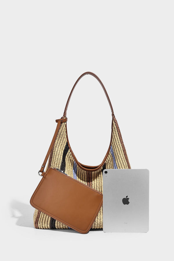 Weich fallender Hobo-Shopper aus gestreiftem Webmaterial in Camel mit mehrfarbigen Streifen und braunem Besatz in Lederoptik, mit abnehmbarem Reißverschluss abgebildet