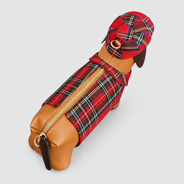Dackelförmige Umhängetasche mit roten Tartan-Körperpartien, hellbrauner genarbter Optik, passender Tartan-Schiebermütze und goldfarbenem