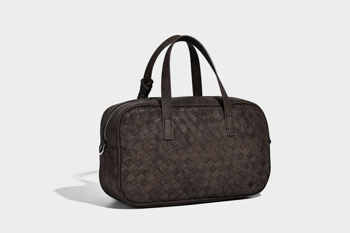 Strukturierte Boston-Tasche in Weboptik mit geknoteten Tragegriffen, abnehmbarem Schulterriemen und passendem Mini-Etui in matter Ausführung