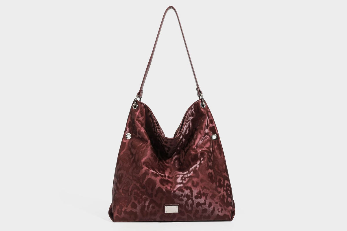 Locker fallende Hobo-Schultertasche mit Leopardenprint, glänzender Satinoptik, silberfarbenen Ringdetails und schmalem Schulterriemen