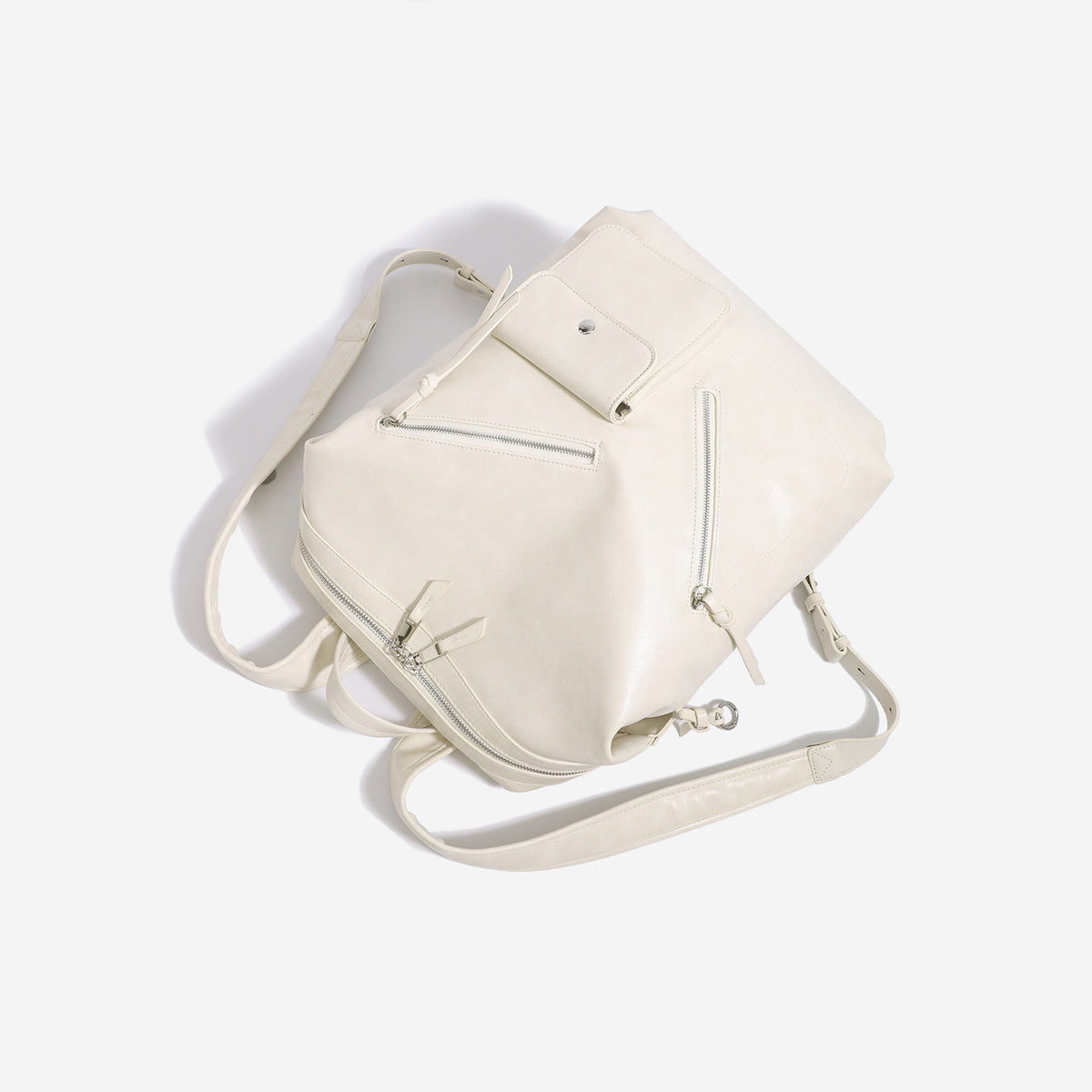 Strukturierter Rucksack in glatter Lederoptik mit diagonaler Reißverschlusstasche auf der Vorderseite und Klappendetail mit Druckknopf, Detailansicht 4