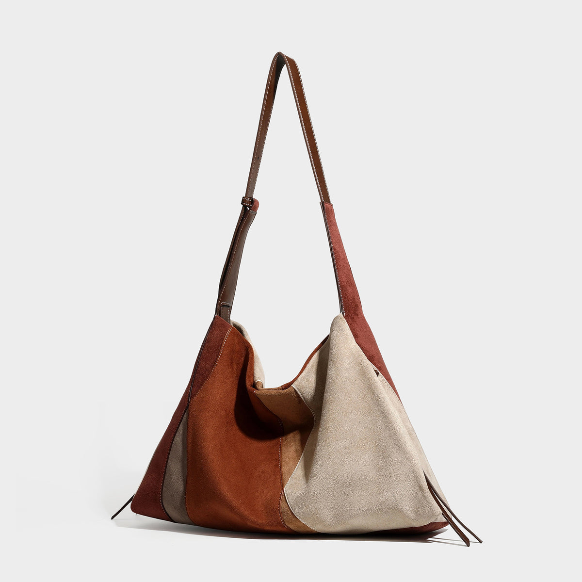Bequeme Patchwork-Tote in Braun, Rostbraun, Beige und beigefarbenen Velourslederimitat-Einsätzen mit Besatz in Lederoptik und verstellbarem Schulterriemen