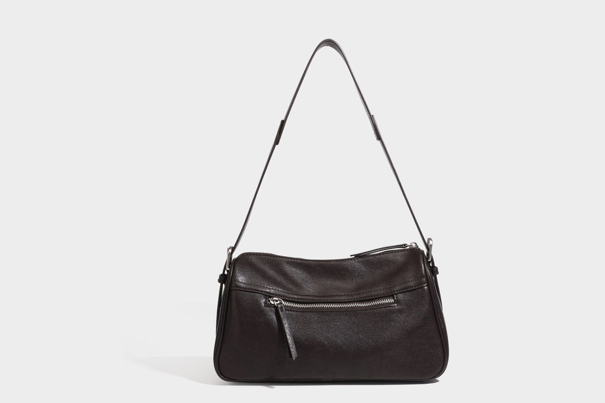 Formstabile rechteckige Schultertasche mit vorderem Überschlag in dunkler Espresso-Lederoptik, silberfarbenen Beschlägen und langem