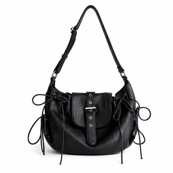 Schwarze Sattelschultertasche in genarbter Lederoptik mit geschnürten Seiteneinsätzen, Ösendetails und Klappe mit silberfarbener Schnalle, Detailansicht