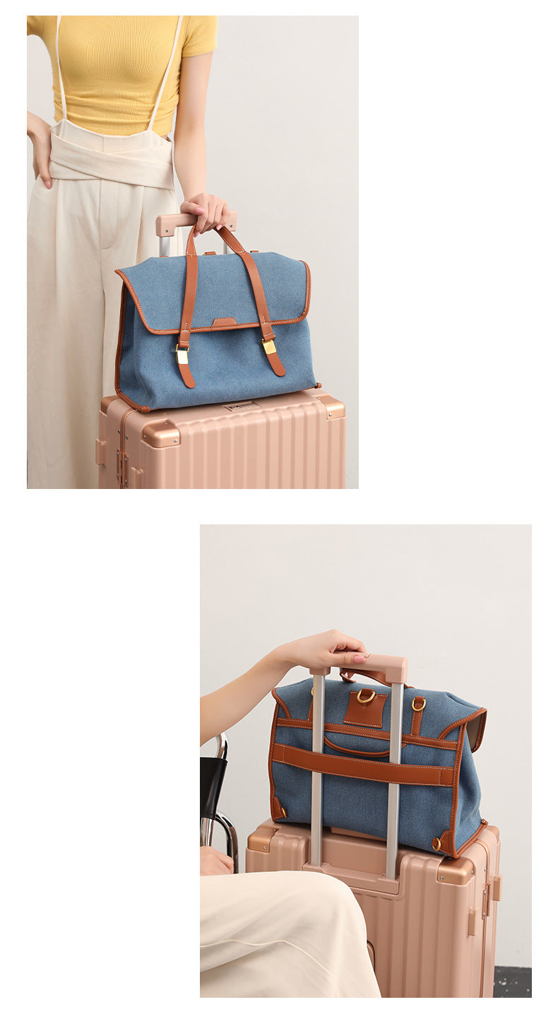 Strukturierter wandelbarer Rucksack in Denim-Optik mit Besatz in cognacfarbener Lederoptik, goldfarbenen Schnallenbeschlägen und oberem Tragegriff