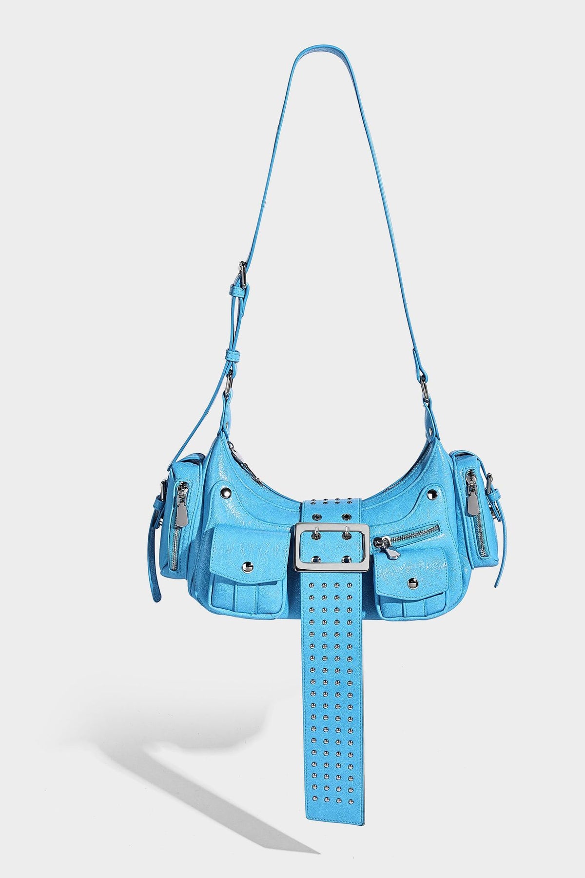 Halbmond-Schultertasche mit Nieten und Gürtelschnallen-Lasche, mehreren Vordertaschen und silberfarbenen Beschlägen, Detailansicht 19