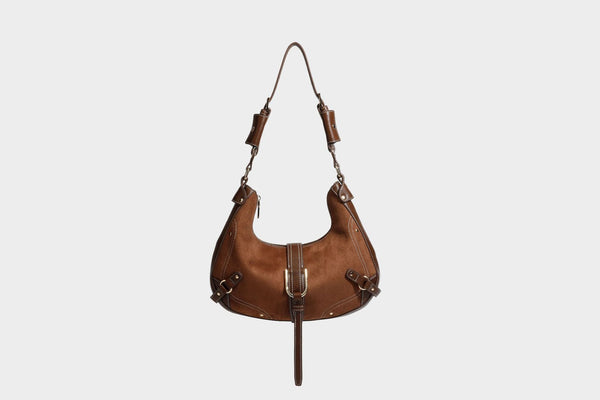 Halbmondförmige Schultertasche in hellbrauner Velourslederoptik mit weißen Kontrastnähten, goldfarbenen Schnallen und