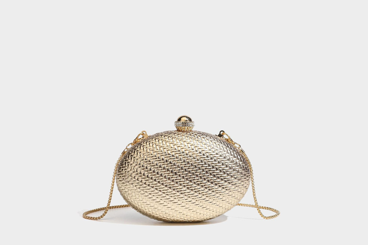 Kleine, ovale, metallisch gewebte Clutch mit juwelenbesetztem Bügelverschluss in Goldoptik und abnehmbarem Kettenriemen, Detailansicht 23