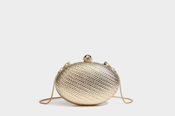 Kleine, ovale, metallisch gewebte Clutch mit juwelenbesetztem Bügelverschluss in Goldoptik und abnehmbarem Kettenriemen, Detailansicht 23