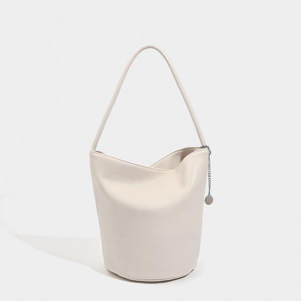 Bucket-Schultertasche aus genarbter Lederoptik mit Ketten- und Scheibenanhänger-Beschlägen sowie einem einzelnen geschwungenen Tragegriff, Vorderansicht