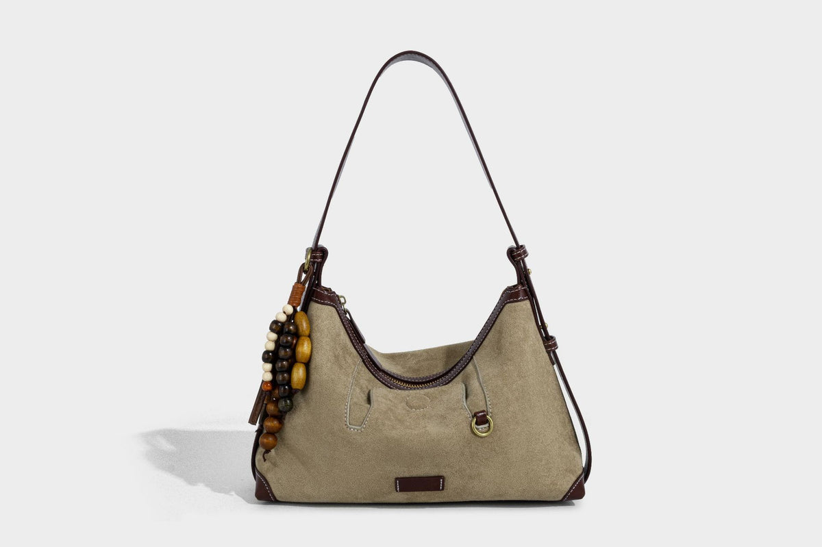 Matte Hobo-Schultertasche in warmem Braun mit dunkler Lederoptik, Kontrastnähten, goldfarbenen Beschlägen und
