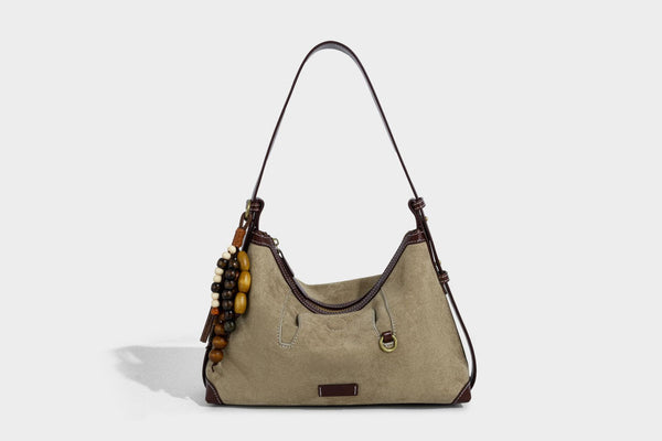 Matte Hobo-Schultertasche in warmem Braun mit dunkler Lederoptik, Kontrastnähten, goldfarbenen Beschlägen und
