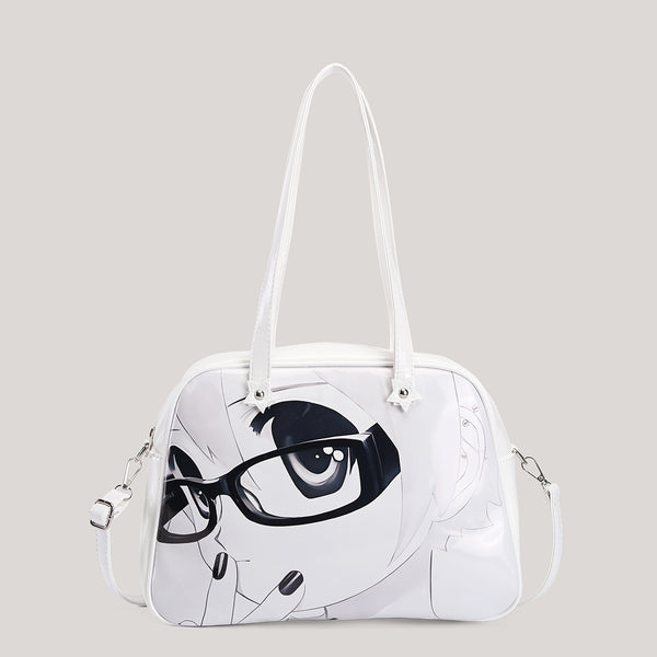 Strukturierte Tote-Bag in glänzendem Weiß mit schwarz-weißem Anime-Gesicht als Grafikprint, Reißverschluss oben und zwei Henkeln, Detailansicht