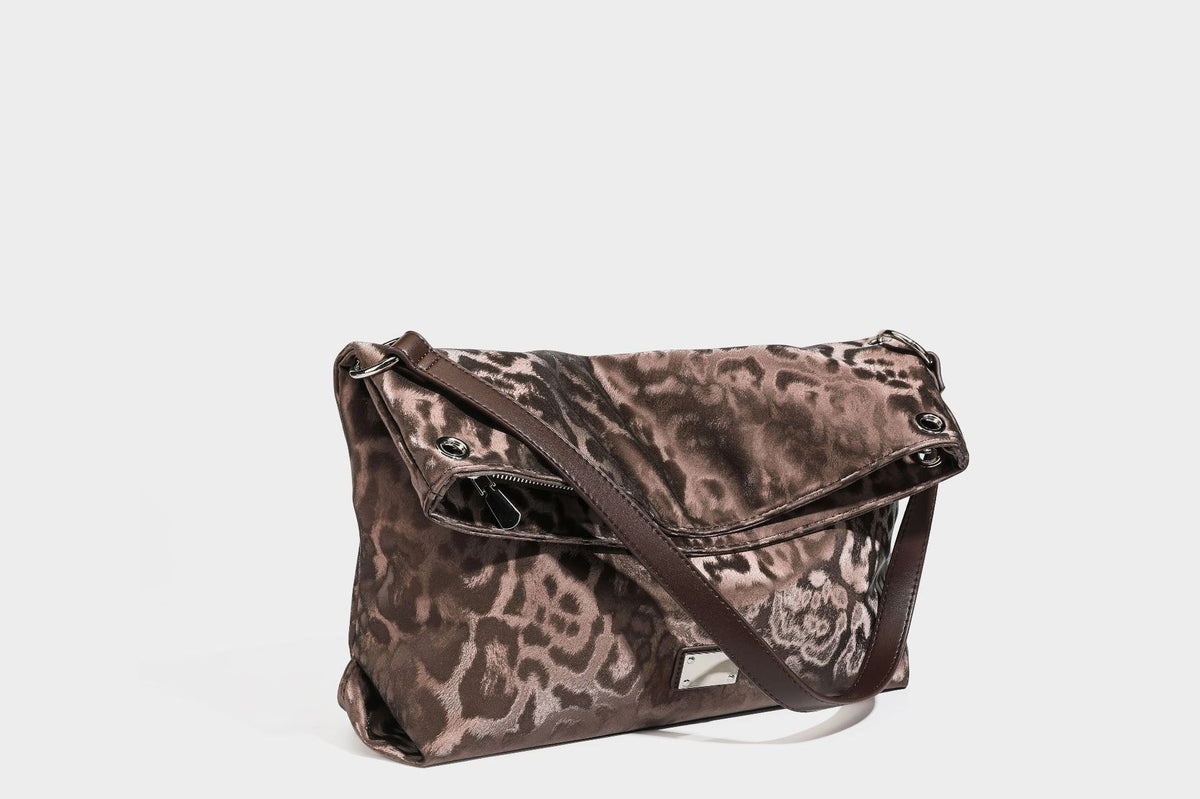 Locker fallende Hobo-Schultertasche mit Leopardenprint, glänzender Satinoptik, silberfarbenen Ringdetails und schmalem Schulterriemen
