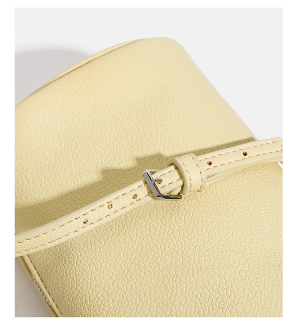 Kompakte Schultertasche in genarbter Lederoptik mit Reißverschluss oben, geknotetem Tragegriff und verstellbarem Crossbody-Riemen, Detailansicht