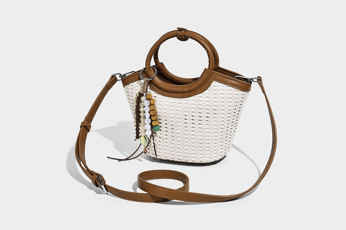 Kleine gewebte Beuteltasche in Tanbraun mit rundem Henkel aus Lederimitat, Quastenanhänger mit Perlen und abnehmbarem Crossbody-Riemen