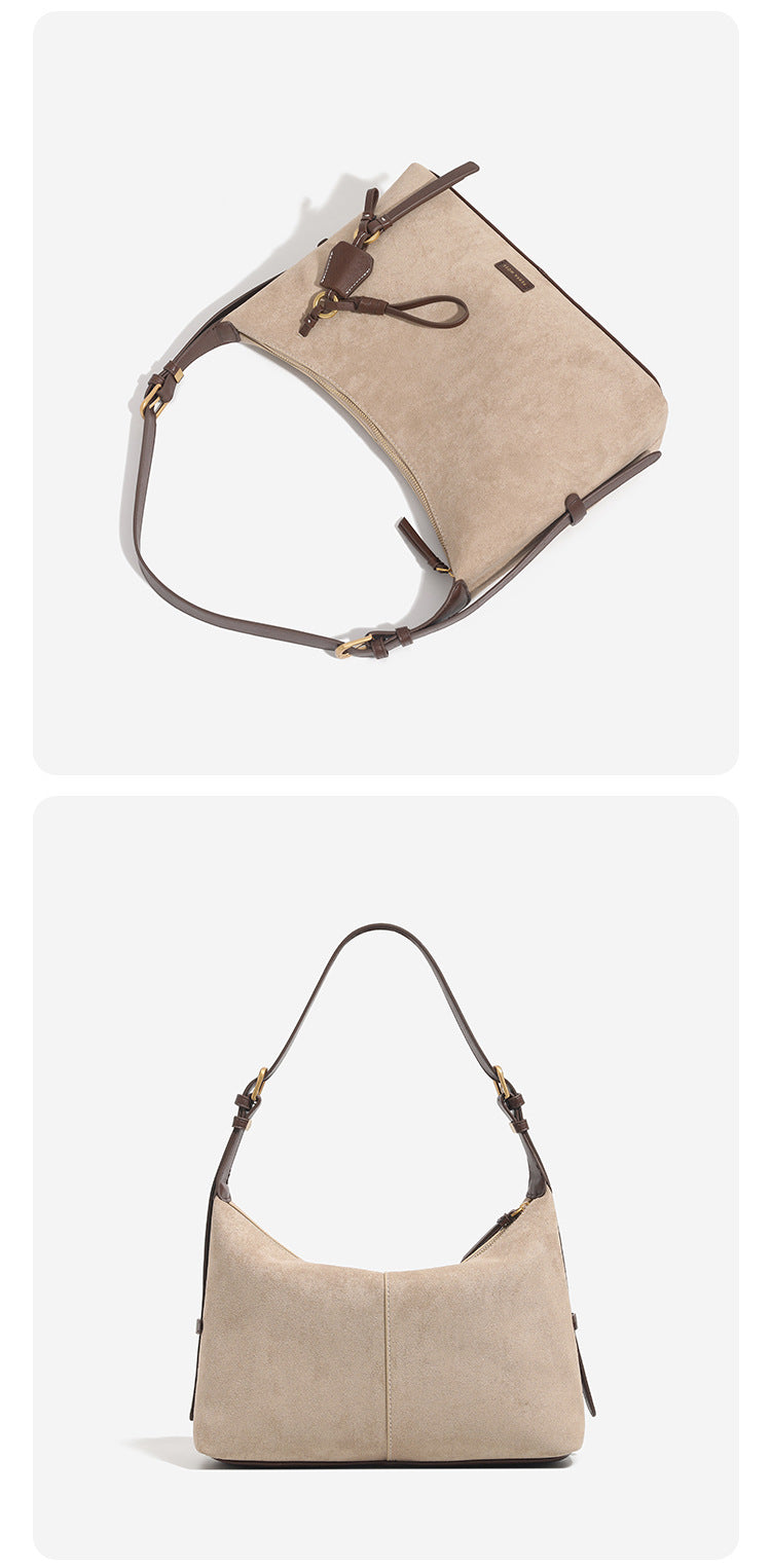Hobo-Schultertasche in sandfarbener Velourslederoptik mit dunkelbraunen Riemen in Lederoptik, goldfarbenen Metalldetails, Reißverschluss oben und hängendem