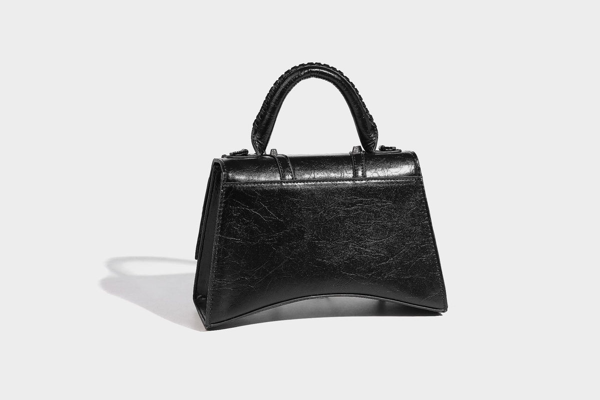 Strukturierte Trapez-Handtasche mit silberfarbenen Nieten, B-Logo-Verschluss, geflochtenem Tragegriff und abnehmbarem Schulterriemen