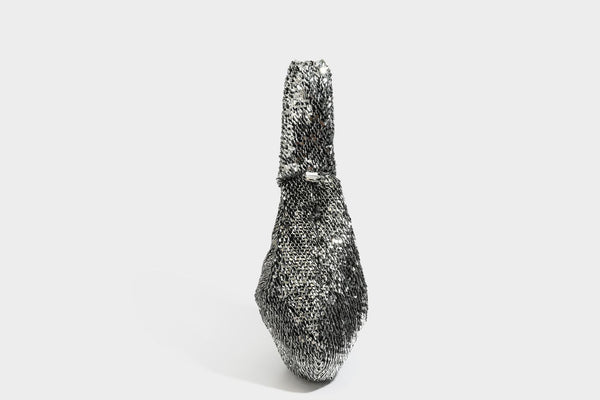 Hobo-Schultertasche in lässiger Tropfenform mit durchgehendem Metallic-Paillettenbesatz und silberfarbenen Beschlägen, Detailansicht 41