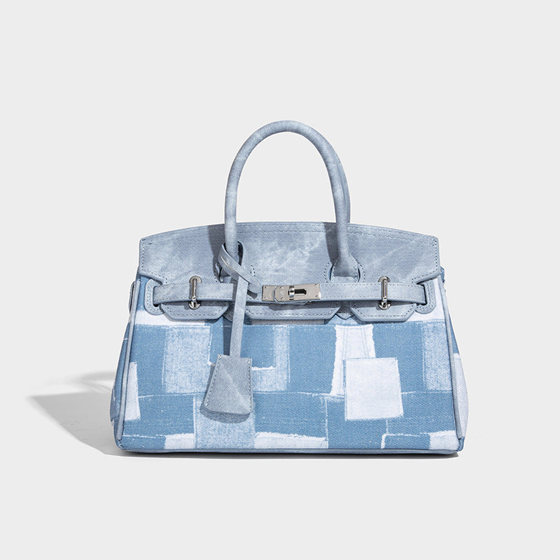Strukturierte Satchel-Tasche im Patchwork-Design mit zwei Tragegriffen, Klappe mit Drehverschluss und silberfarbenen Beschlägen, Detailansicht 3
