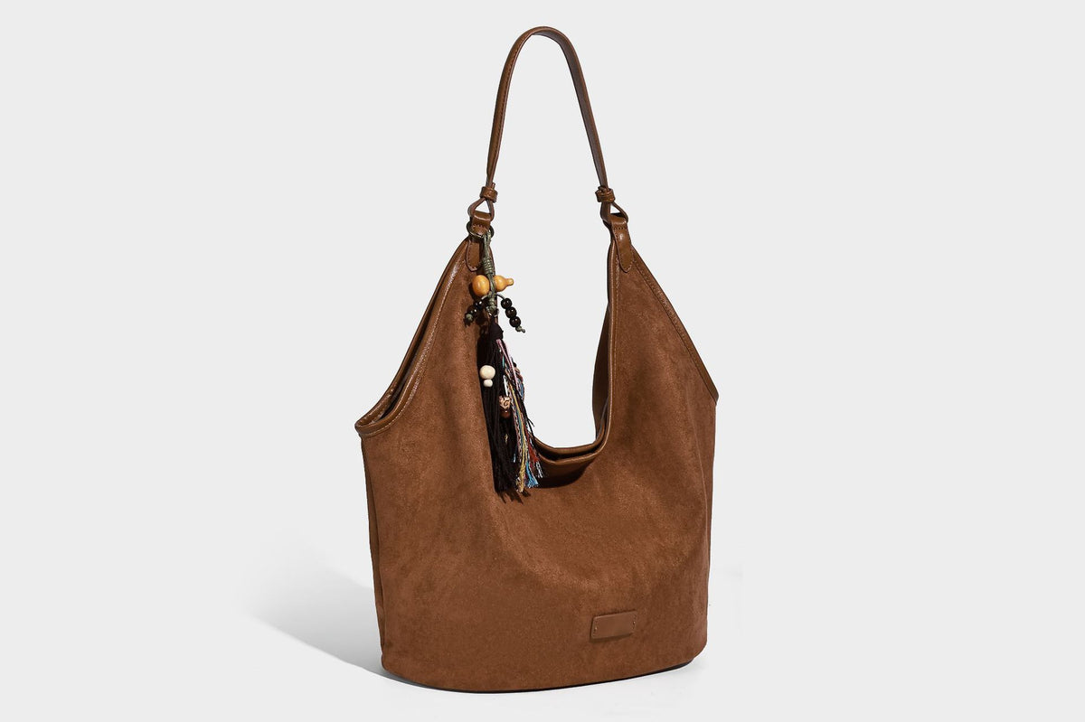 Lässig fallende Hobo-Schultertasche in matter Velourslederoptik mit offenem oberen Abschluss und optionalem Quasten- und Perlenanhänger, Detailansicht 17