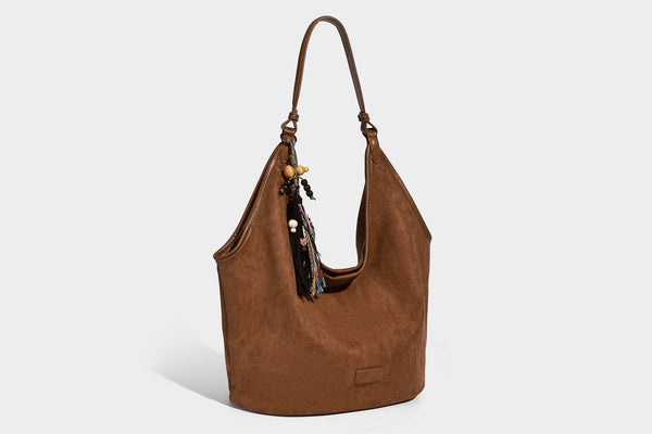 Lässig fallende Hobo-Schultertasche in matter Velourslederoptik mit offenem oberen Abschluss und optionalem Quasten- und Perlenanhänger, Detailansicht 17