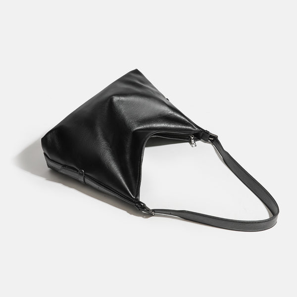 Große, lässig fallende schwarze Schultertasche in Lederoptik mit Reißverschluss, breitem, flachem Boden und langem verstellbarem Riemen, Detailansicht 4