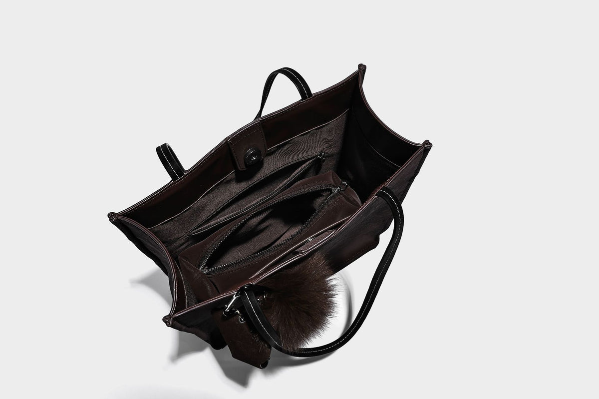 Hohe rechteckige Tote-Bag in matter Velourslederoptik mit zwei Schulterriemen und passender Reißverschlusstasche, Detailansicht 32