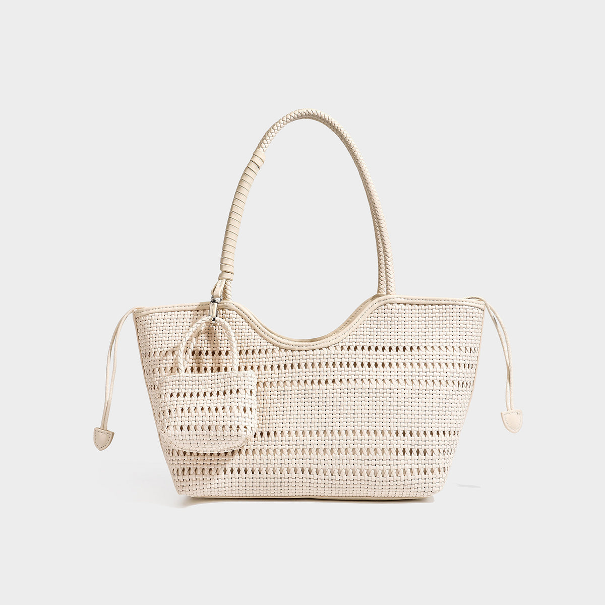 Formstabile Flecht-Tote-Bag in Dunkelbraun mit geflochtenen Henkeln, seitlichen Kordelzügen und befestigtem Mini-Etui aus Flechtmaterial mit