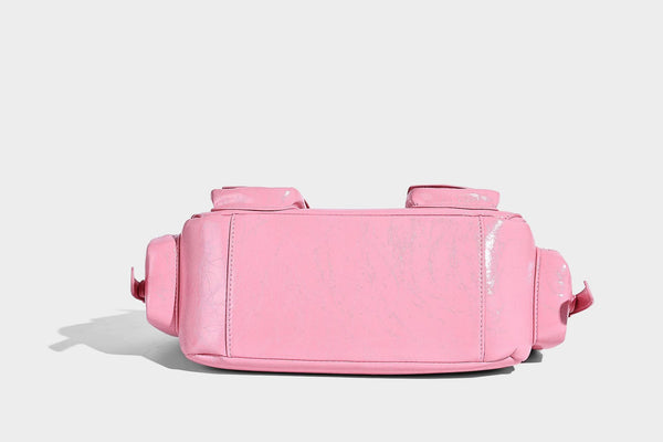 Halbmond-Schultertasche mit Nieten und Gürtelschnallen-Lasche, mehreren Vordertaschen und silberfarbenen Beschlägen, Detailansicht 35