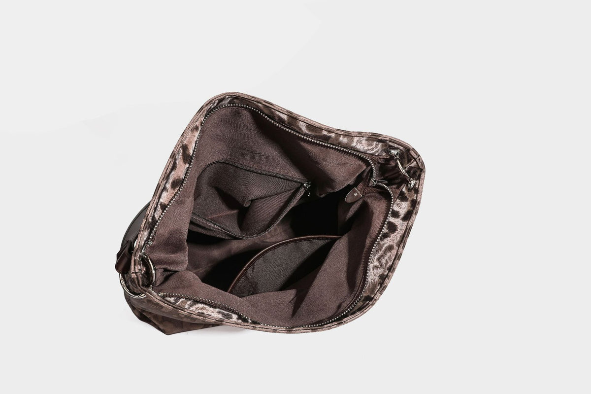 Locker fallende Hobo-Schultertasche mit Leopardenprint, glänzender Satinoptik, silberfarbenen Ringdetails und schmalem Schulterriemen