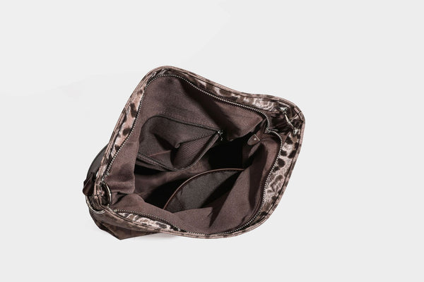 Locker fallende Hobo-Schultertasche mit Leopardenprint, glänzender Satinoptik, silberfarbenen Ringdetails und schmalem Schulterriemen