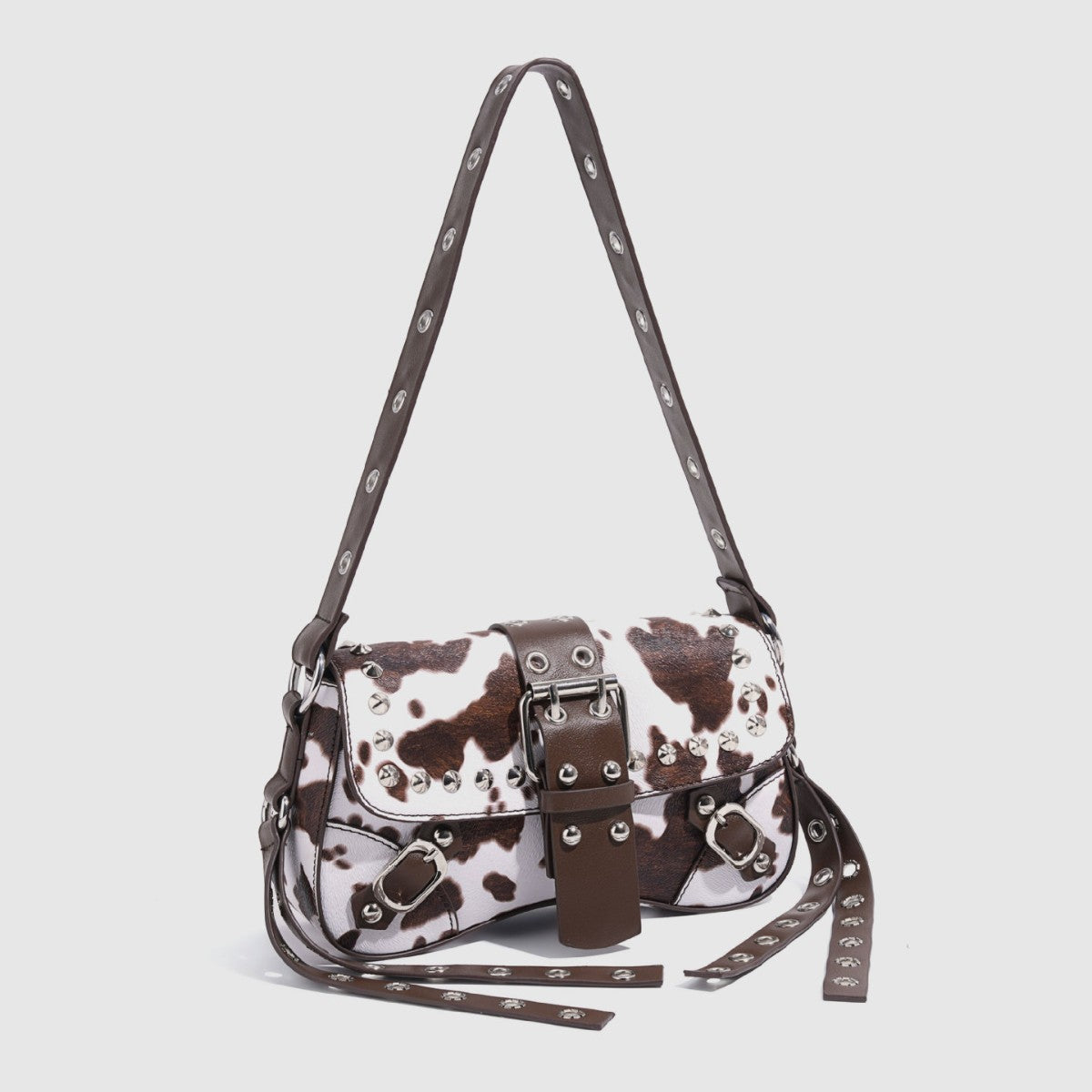 Mini-Schultertasche in quadratischer Form mit Kuhfellmuster in Kunstlederoptik, Metallnieten und zwei Trageriemen, Vorderansicht