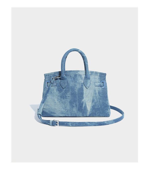 Strukturierte Patchwork-Henkeltasche aus gewaschenem Denim mit gerollten Tragegriffen, Überschlag mit Drehverschluss, aufgesetzten Fronttaschen und, Detail