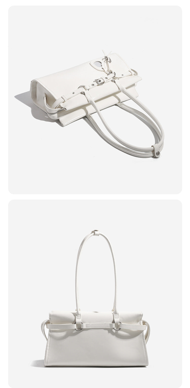 Strukturierte rechteckige Baguette-Schultertasche mit glänzender Lederoptik, silberfarbenen Schnallen- und Nietendetails sowie Schlaufengriff