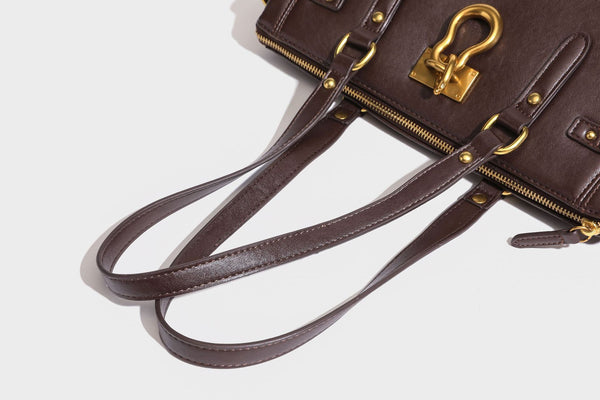Strukturierte dunkelbraune Satchel-Tote in Lederoptik mit Ringverschluss in Antikgold-Optik, zwei Henkeln und seitlichem Riemen mit Schnalle