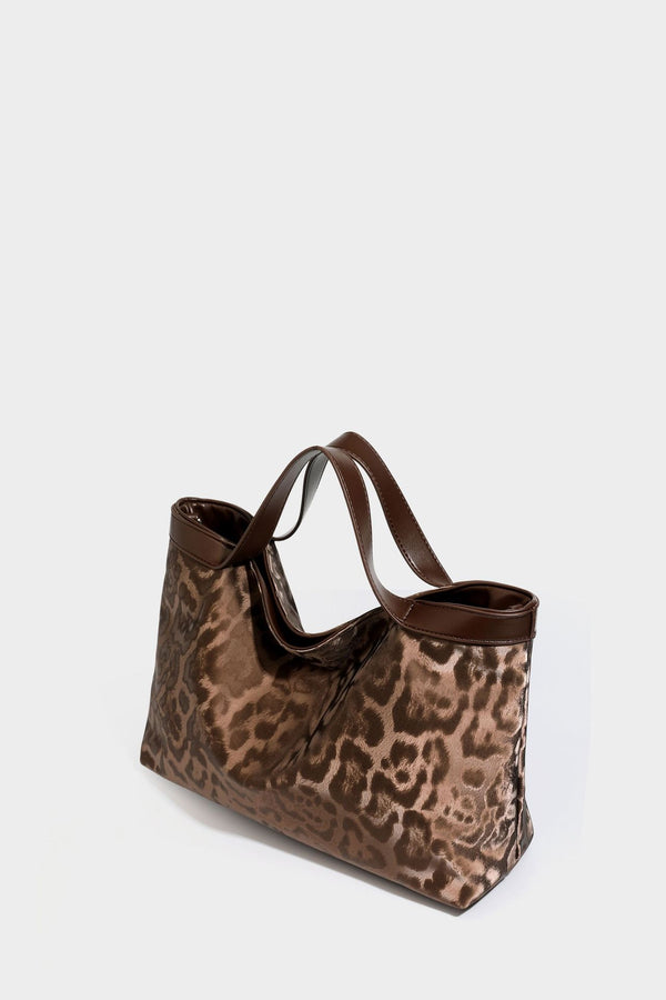Glänzende Tote-Bag mit Leopardenmuster, dunkelbraunem Besatz in Lederoptik und zwei Tragegriffen, Detailansicht 23