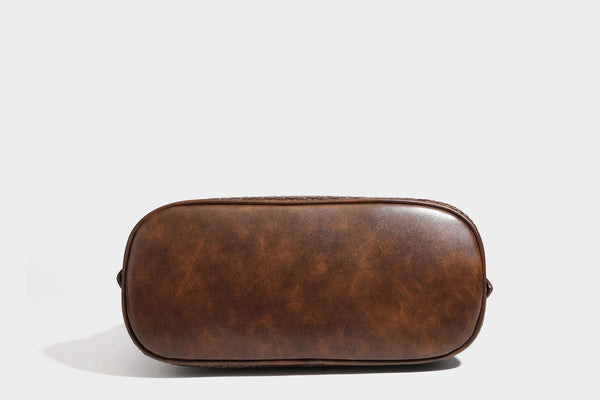 Lässig gewebte Schultertasche in Lederoptik mit Bindebandverschluss, goldfarbenen Metalldetails und einem Schulterriemen, Detailansicht 40
