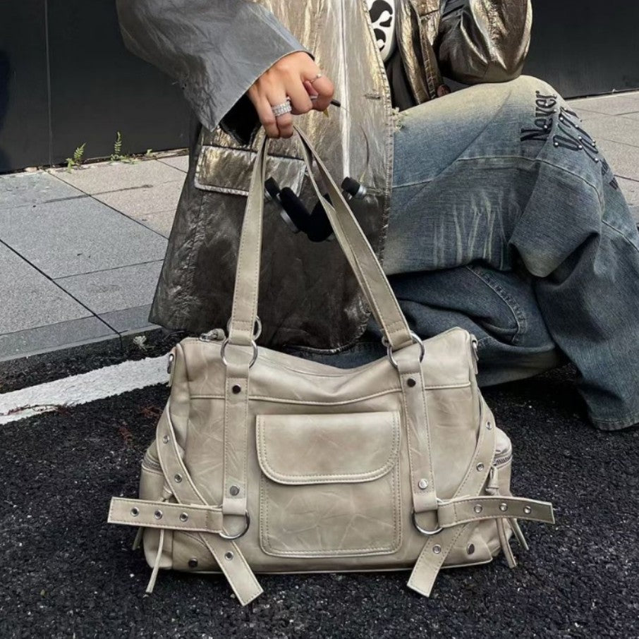 Große Schultertasche aus Used-Lederoptik mit silberfarbenen Nieten, Riemen mit Ösen, vorderer Überschlagtasche und zwei Henkeln oben