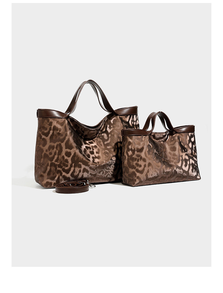 Glänzende Tote-Bag mit Leopardenmuster, dunkelbraunem Besatz in Lederoptik und zwei Tragegriffen, Detailansicht 8