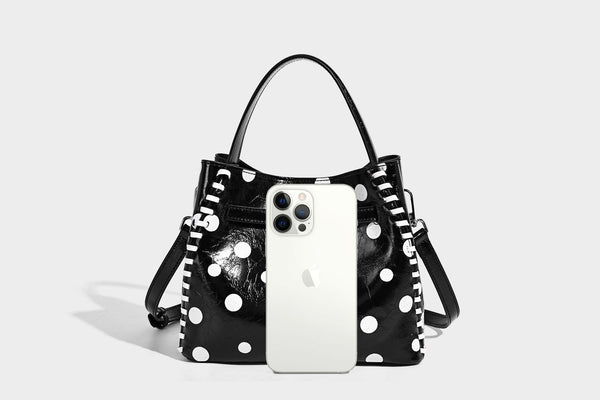 Glänzende, geknautschte Beuteltasche mit Polka-Dots, silberfarbenen Schnallenbeschlägen, kontrastierendem seitlichem Schnürbesatz, Tragegriff und abnehmbarem