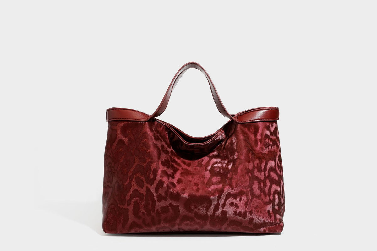 Glänzende Tote-Bag mit Leopardenmuster, dunkelbraunem Besatz in Lederoptik und zwei Tragegriffen, Detailansicht 38